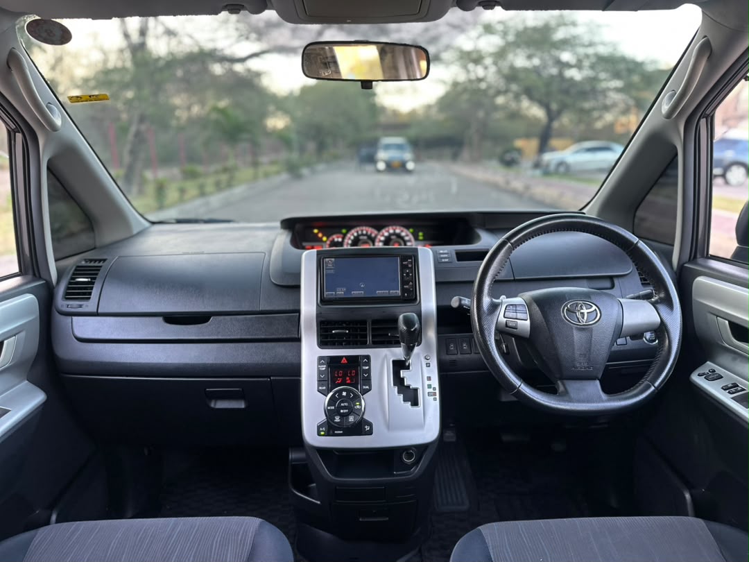 TOYOTA NOAH thumbnail 6